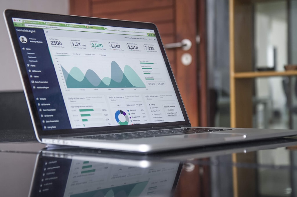 Ordenador portátil mostrando un panel de analítica web, relacionado con la decisión de rediseñar la web o mejorar el SEO