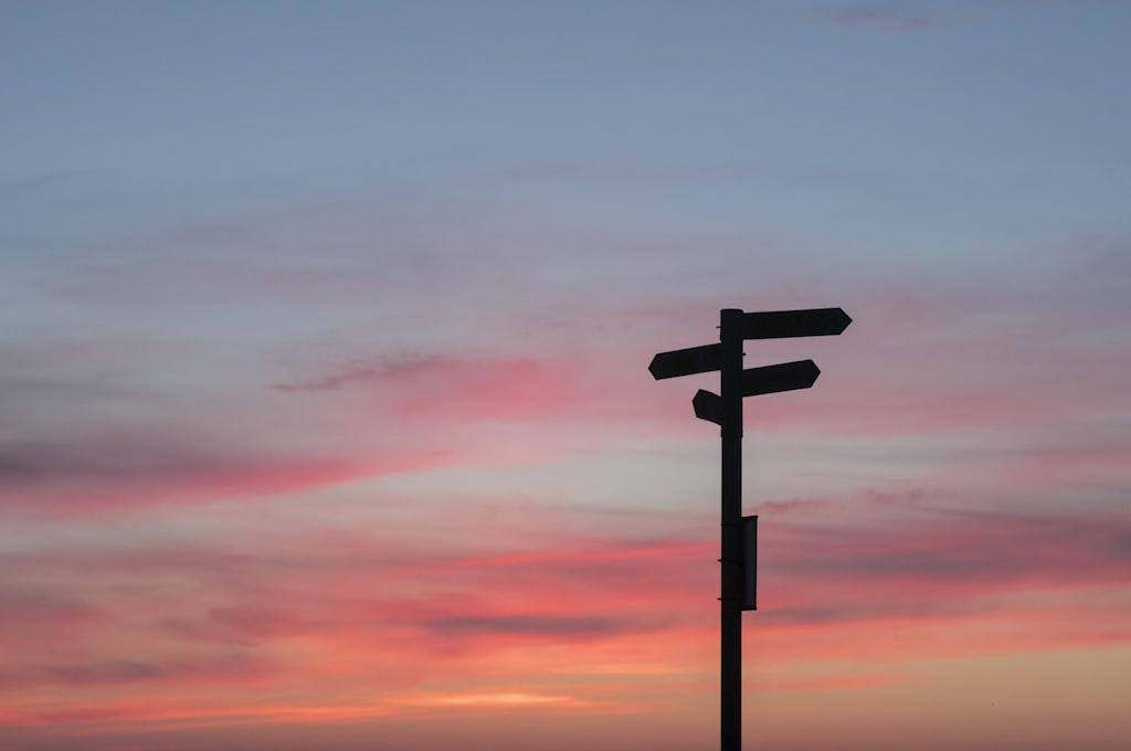 Señalización en una encrucijada de caminos, símbolo de la decisión entre rediseñar la web o mejorar el SEO
