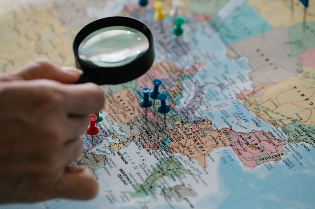 Lupa sobre un mapa representando la búsqueda de posicionamiento local, una de las señales de que hay que mejorar el SEO antes de rehacer la web